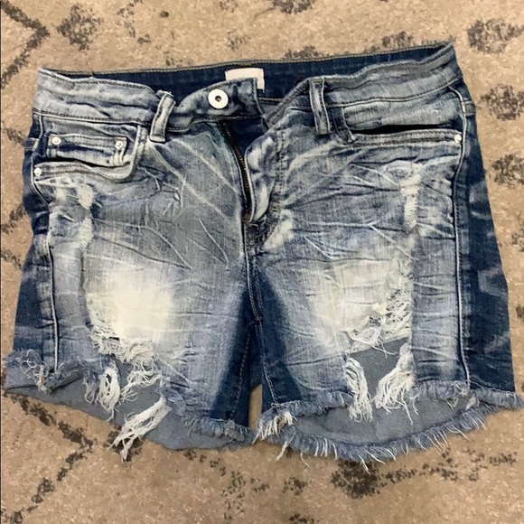 Sneak Peek Denim shorts - Picture 1 of 3